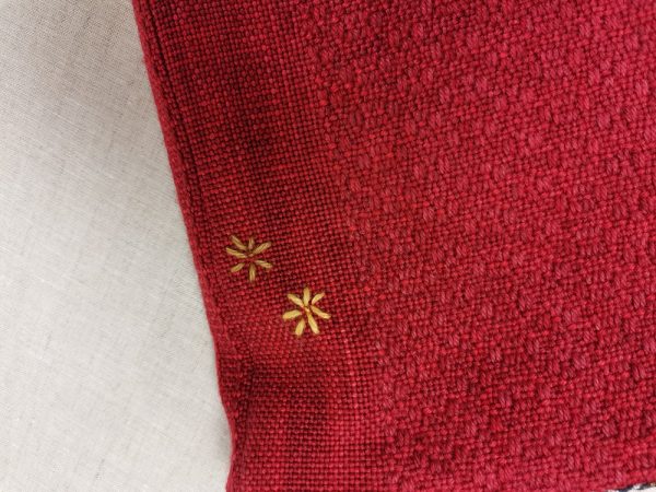 La toile de rose tour de cou en tissage artisanal laine coquelicot
