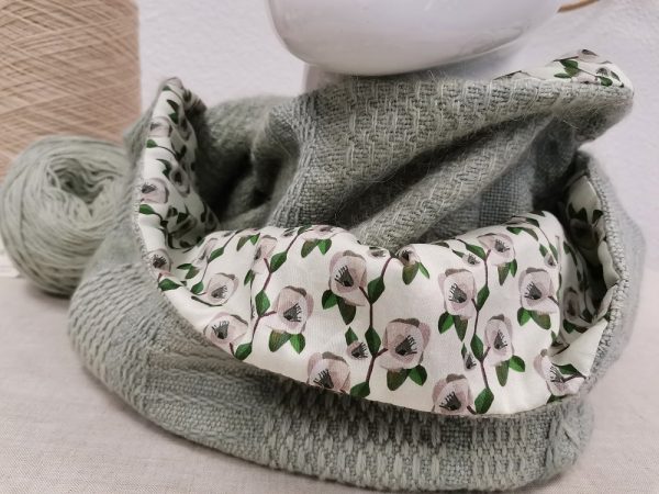 La toile de rose tour de cou laine mohair vert lichen tissage artisanal